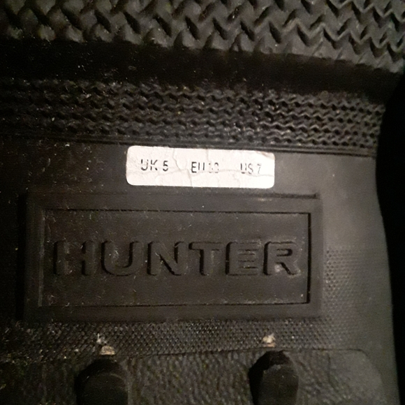 Like New "Hunter" Womens Size 7 Tall Heavy Duty Rubber Boot With 2 Pair Of Socks - Picture 13 of 16